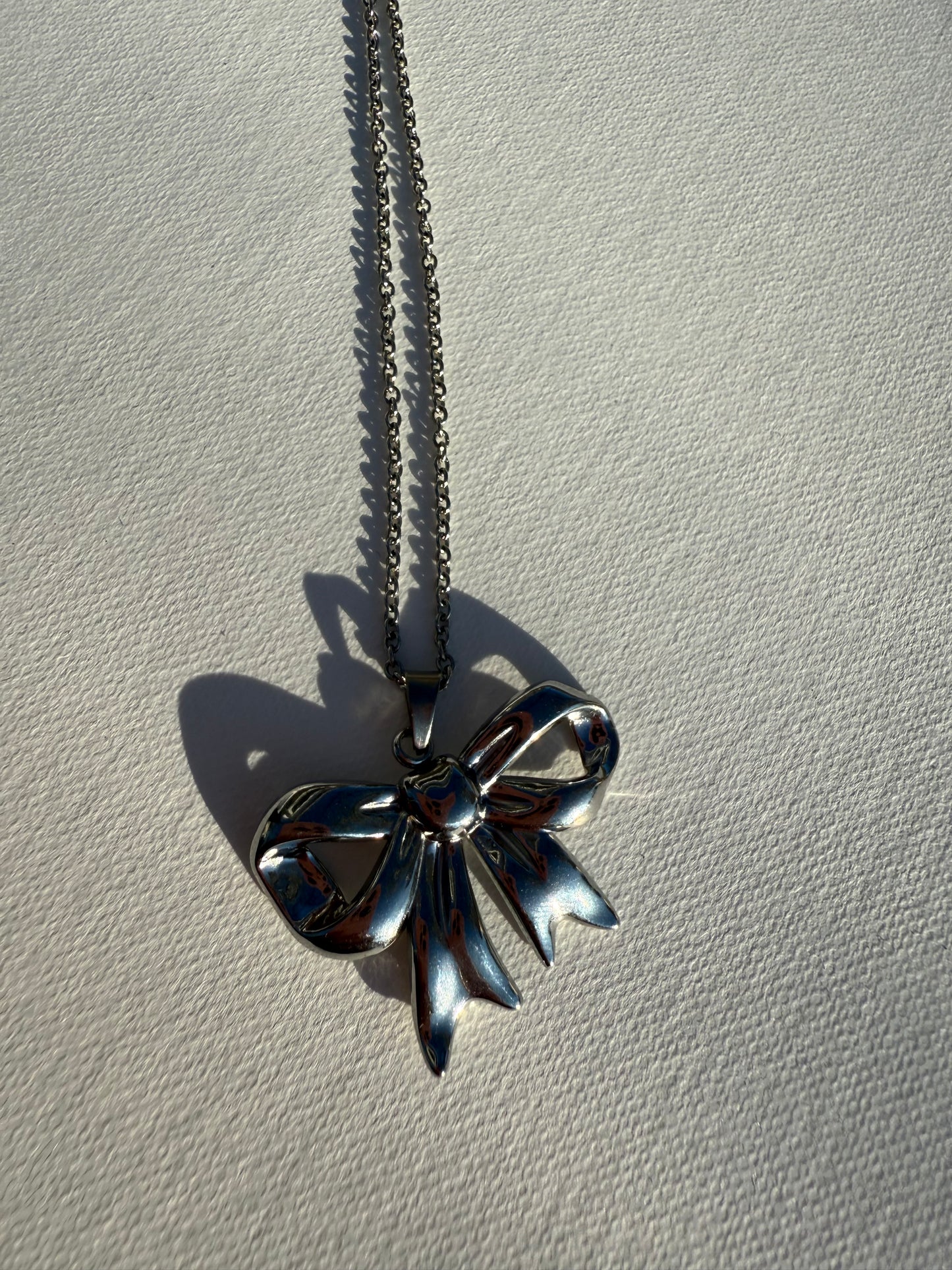 Bow necklace