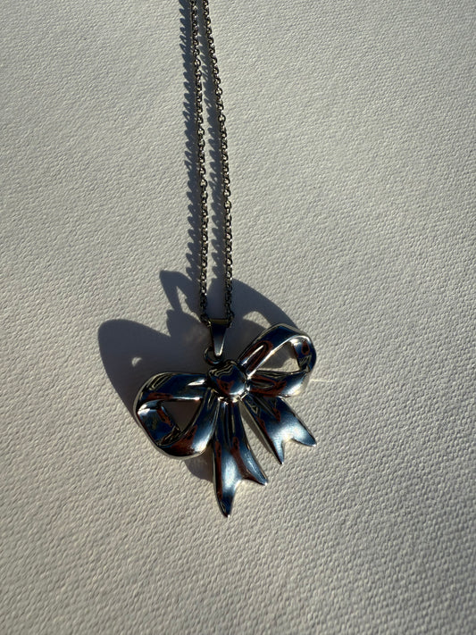 Bow necklace